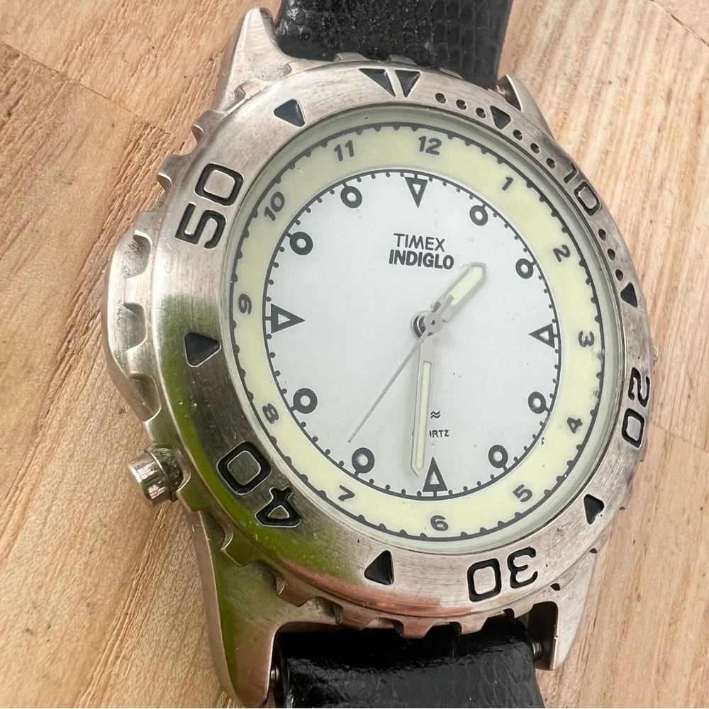 Vintage Timex men’s silver tone black leather watch NEW BATTERY